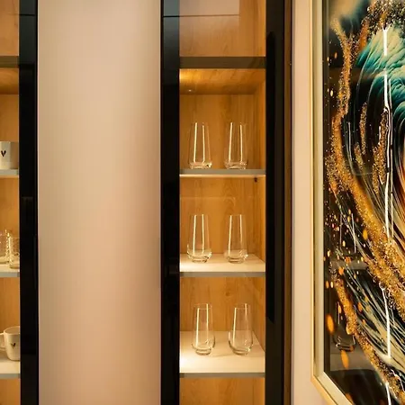 Casa Luxe Near Airport & Center Apartment *